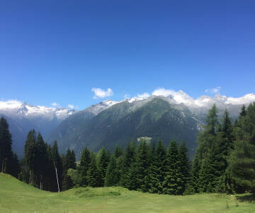 Bei einer gemütlichen Wanderung können Sie die Pracht der Dolomiten und die idyllische Aussicht genießen.