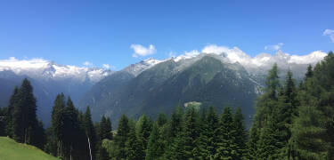 Du kan nyte Dolomittenes prakt og den idylliske utsikten under en rolig spasertur.