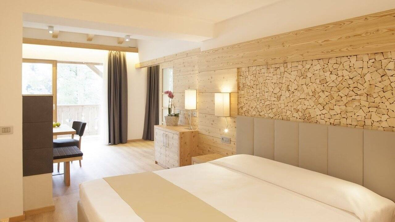 The décor of the modern rooms is partly inspired by the nature of the Dolomites.