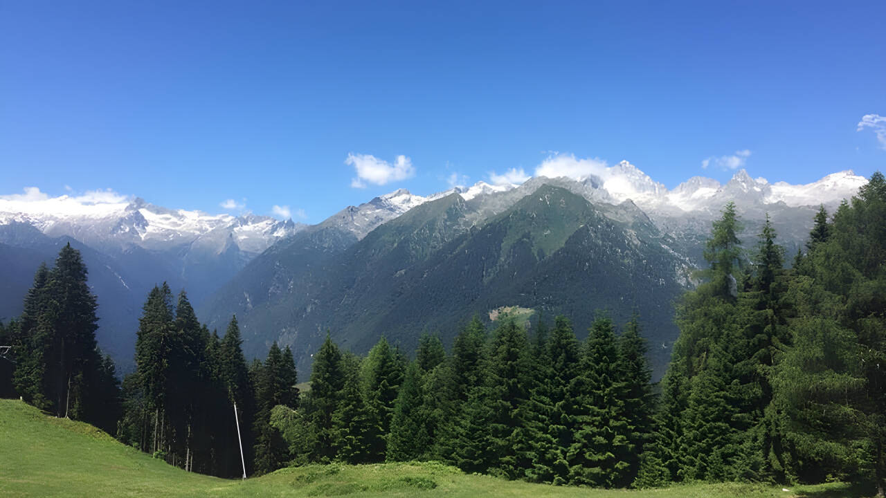 You can enjoy the splendour of the Dolomites and the idyllic views during a leisurely walk.