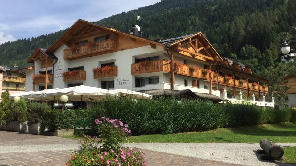 Det eksklusive 4* Hotel Europeo Alpine Charme and Wellness indbyder dig til et afslappende ophold i Dolomitterne.