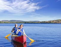 Tag med ressällskapet ut på aktiviteter såsom vandring, kanotpaddling och cykling.
