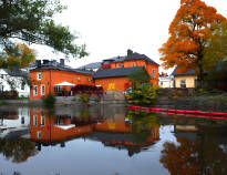 Deltag i Köpings rigt forsyningssamfund med dens smukke bygninger, den gamle bydel, Köping-floden og interessante museer.