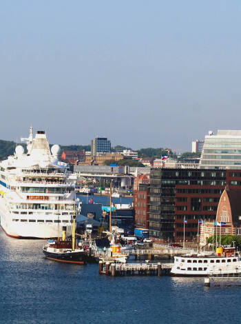 Hotellet ligger kun et stenkast fra den spændende havn.