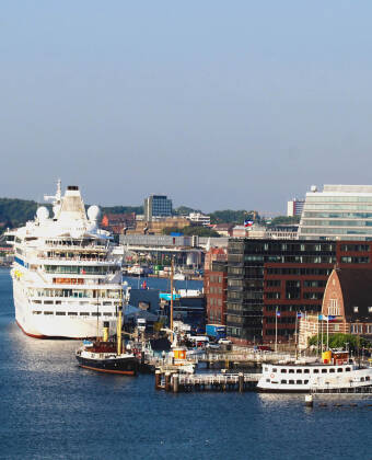 Hotellet ligger kun et stenkast fra den spændende havn.