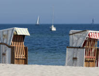 Passa även på att besöka de vita sandstränderna vid Östersjöns kust.
