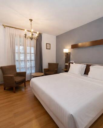 Hotellets fina komfort-rum är utrustade med balkong, eget badrum och bekväma sängar.