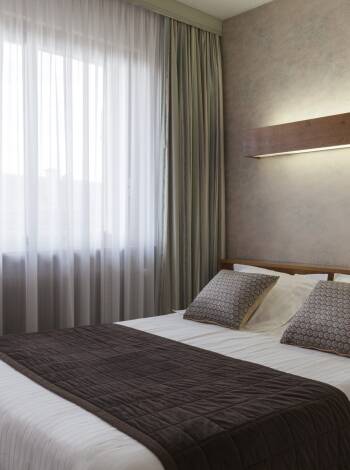 Hotellets fina komfort-rum är utrustade med balkong, eget badrum och bekväma sängar.