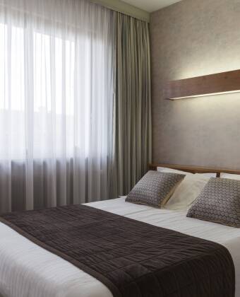 Hotellets fina komfort-rum är utrustade med balkong, eget badrum och bekväma sängar.