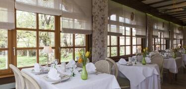 Nyt avslappende stunder i restauranten, og skjønne retter fra det alsaciske kjøkken, tilberedt med lokale råvarer.