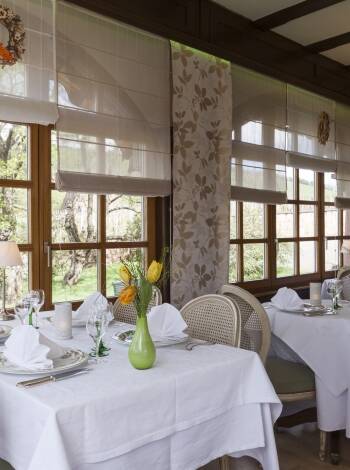 Avnjut god mat och vin i den inbjudande hotellrestaurangen med tillhörande utomhusterrass.