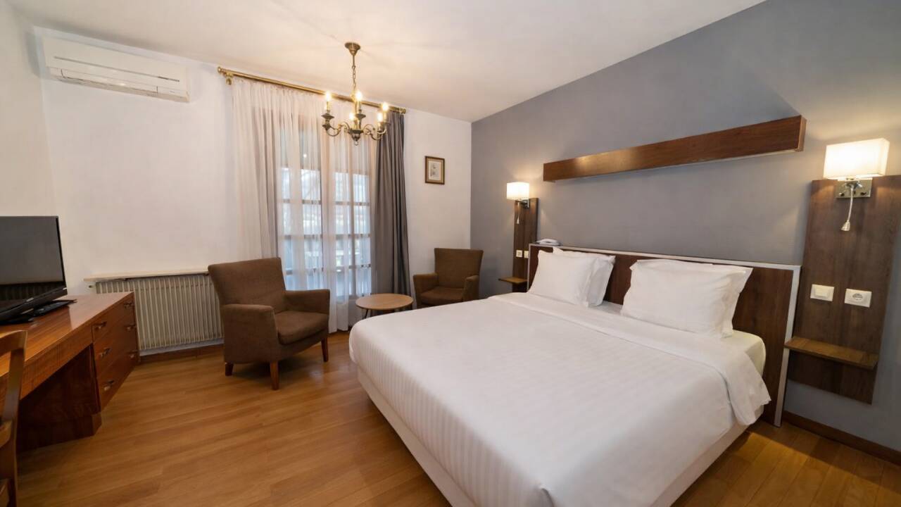 Hotellets fina komfort-rum är utrustade med balkong, eget badrum och bekväma sängar.