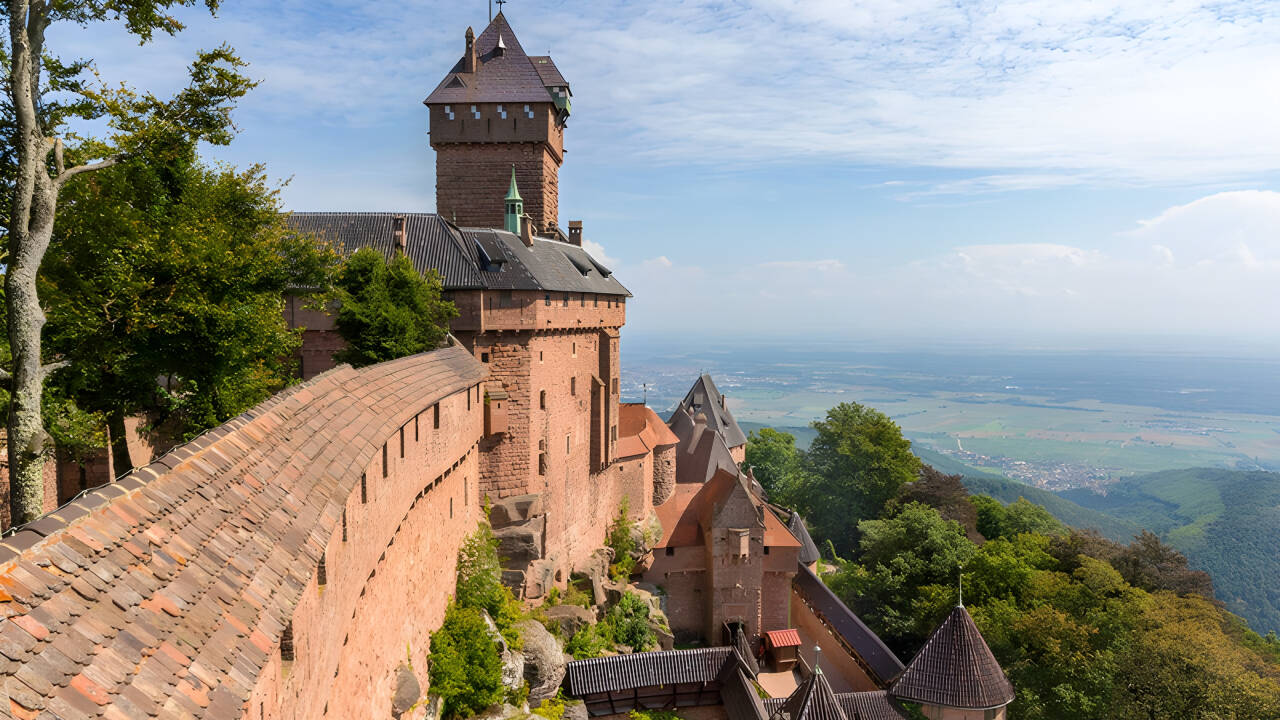 Här bor ni i natursköna omgivningar med slottet Château du Haut-Koenigsbourg som en av de närmsta grannarna.
