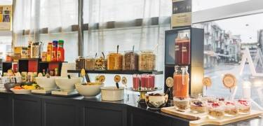 Börja dagen med en generös frukostbuffé som erbjuder allt från färskt bröd till flingor och frukt.