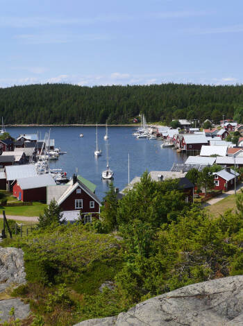 Ta en tur till den närliggande skärgården med sina charmiga fiskebyar och vackra kustlandskap.