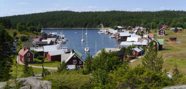 Ta en tur till den närliggande skärgården med sina charmiga fiskebyar och vackra kustlandskap.