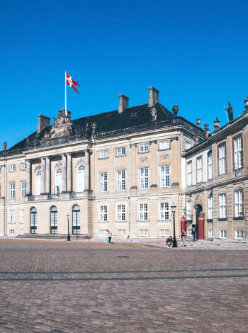 Köpenhamn har många upplevelser och sevärdheter att erbjuda med allt från en fika i mysiga Nyhavn till ett besök vid "Den Lille Havfrue".