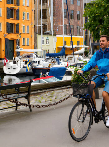 Köpenhamn har flera gånger röstats fram som världens bästa cykelstad – och självklart kan du hyra cyklar på hotellet.