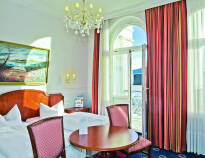 De rummelige værelser, har alle stueområde, opdelt ved terrasse eller balkon, og tilbyder et højt komfortniveau.