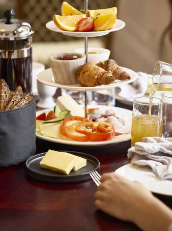 Das Hotel serviert klassisches dänisches Frühstück mit hausgemachten Zutaten.
