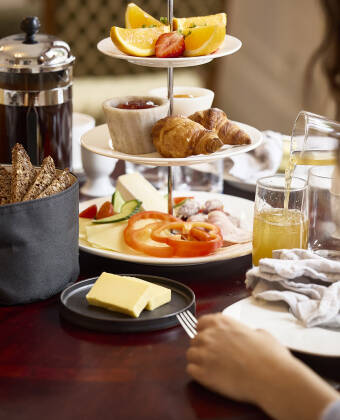 Hotellet tilbyr klassisk dansk frokost med hjemmelagde ingredienser.