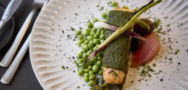 Nyt sesongbasert gastronomi på hotellets anerkjente restaurant.