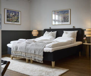 Individuell eingerichtete Zimmer bieten einen komfortablen und ruhigen Aufenthalt.