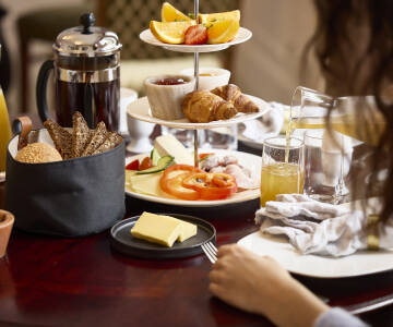 Das Hotel serviert klassisches dänisches Frühstück mit hausgemachten Zutaten.