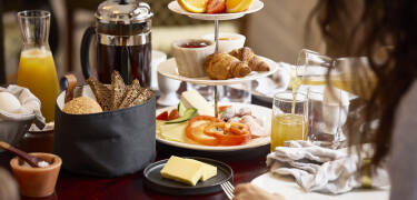 Hotellet tilbyder klassisk dansk morgenmad med hjemmelavede ingredienser.