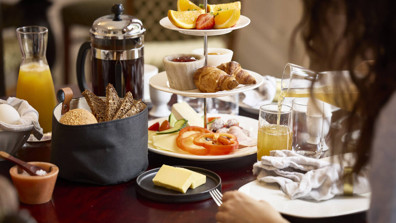 Hotellet tilbyder klassisk dansk morgenmad med hjemmelavede ingredienser.