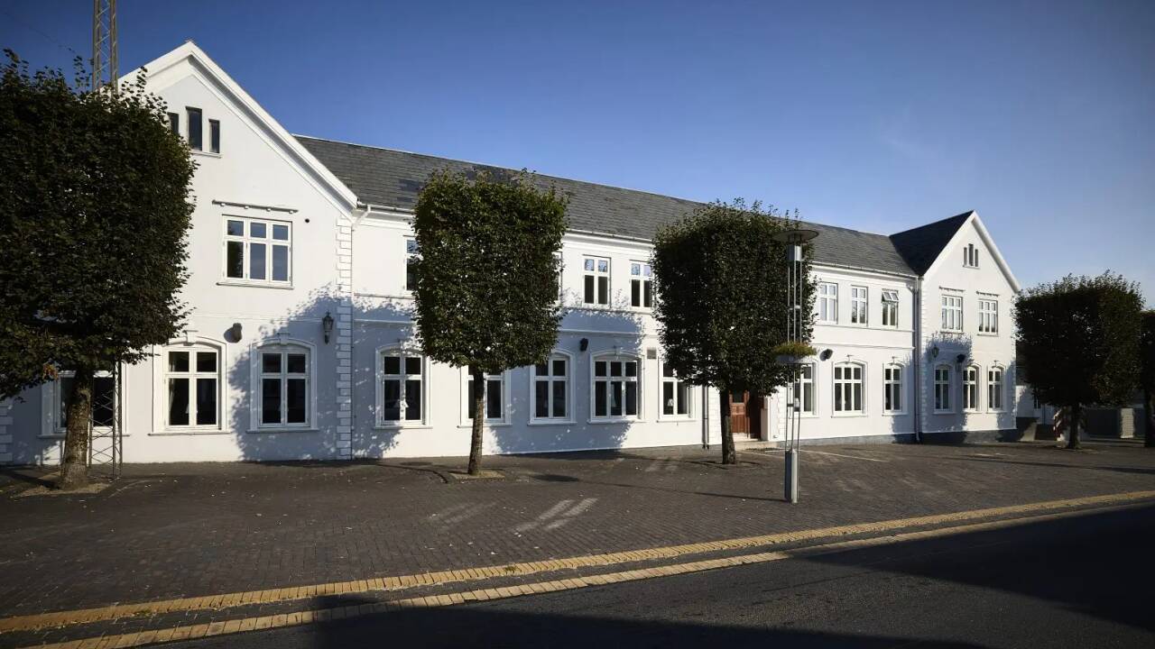 Dieses historische Hotel liegt im Zentrum von Videbæk, nahe der Kunstpavillon Westjütland.