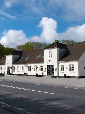 Entdecken Sie den Signesminde Kro, der sich seit 1830 von einem Bauernhof zu einem charmanten, familiengeführten Gasthaus entwickelt hat.