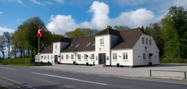 Oplev Signesminde Kro, der har udviklet sig fra en gård til en charmerende familiedrevet kro siden 1830.