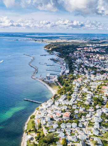 Sassnitz ist bekannt für seine einzigartige Kombination aus maritimem Charme und beeindruckender Küstenlandschaft.