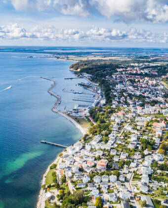 Sassnitz ist bekannt für seine einzigartige Kombination aus maritimem Charme und beeindruckender Küstenlandschaft.
