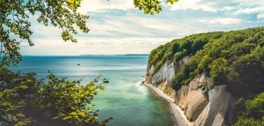 Der Nationalpark Jasmund und die berühmten Kreidefelsen sind nur wenige Minuten entfernt.