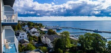 Erwachen Sie mit glitzerndem Meerblick – in manchen Zimmern scheint die Ostsee direkt hereinzukommen.