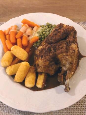 Middagen er klaret – nyd en to retters menu uden at forlade hotellet.