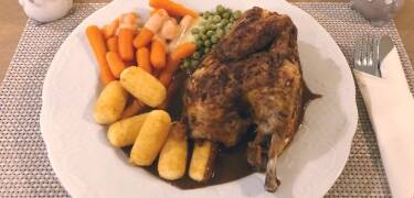 Middagen er klaret – nyd en to retters menu uden at forlade hotellet.