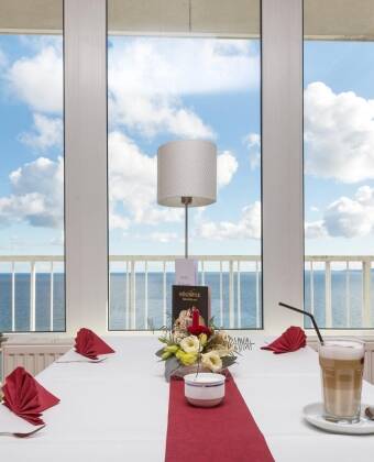 Frühstück, Kaffee und Kuchen mit der besten Aussicht der Stadt.