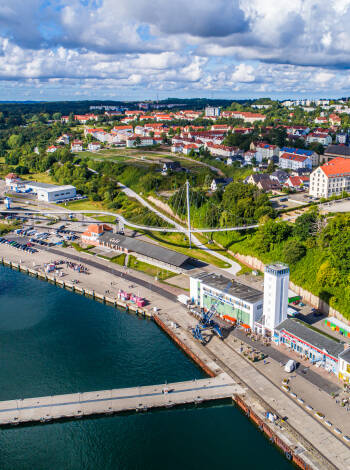 Bo precis vid hamnen – perfekt utgångspunkt för kustpromenader och båtturer.