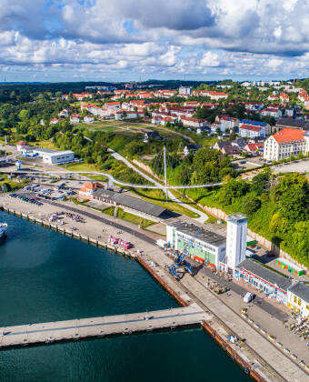 Übernachten Sie direkt am Hafen – der ideale Ausgangspunkt für Küstenspaziergänge und Bootstouren.