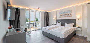 Slap af i et dobbeltværelse med terrasse eller et familieværelse med privat gårdhave.