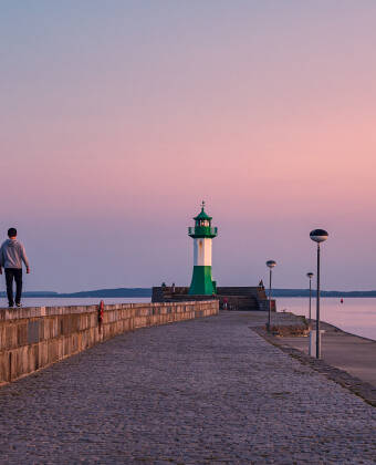 Gå en tur til de brede strande i Neu Mukran og Prora, som kun ligger få minutter væk.