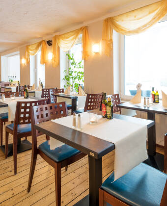 Spis italiensk og nordtysk mad på stedets restaurant.