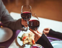 Avnjut läcker mat och goda viner i hotellets inbjudande och charmiga restaurang.