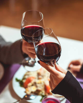 Avnjut läcker mat och goda viner i hotellets inbjudande och charmiga restaurang.