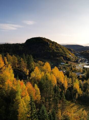 Das Hotel befindet sich in Fidjeland, etwa 650 Meter über dem Meeresspiegel, umgeben von beeindruckender Berglandschaft und Natur.