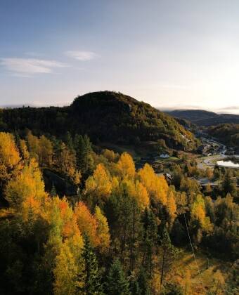 Hotellet ligger i Fidjeland, cirka 650 meter över havet, omgivet av vackra berg och natur.