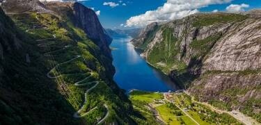 Upplev den spektakulära vägen Lyseveien med sina 27 dramatiska hårnålskurvor.